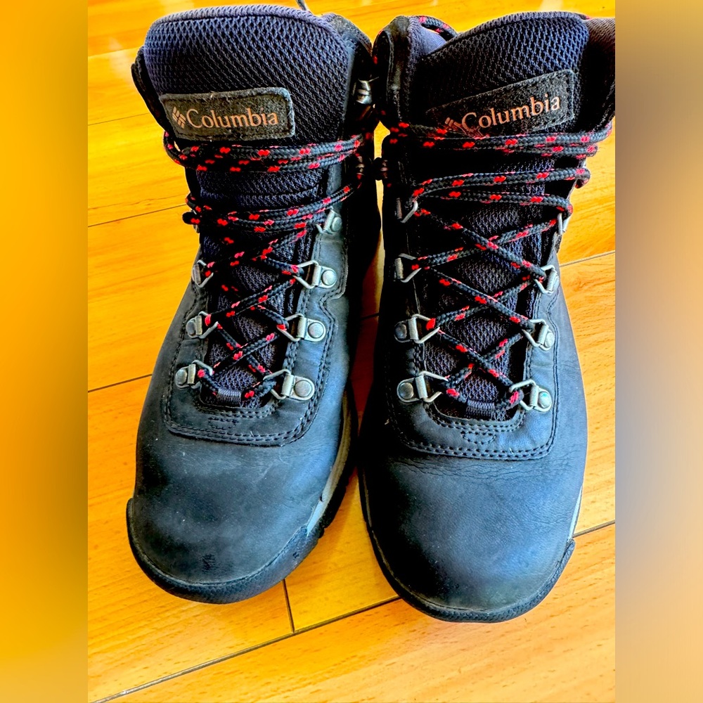 Size 7.5 Women’s Columbia Hiking Boots